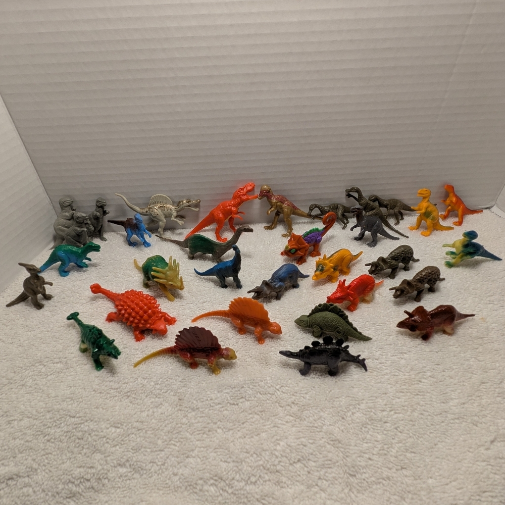 Lot Of 32 Miniature Plastic Dinosaurs With Mesh Zippered Holder.